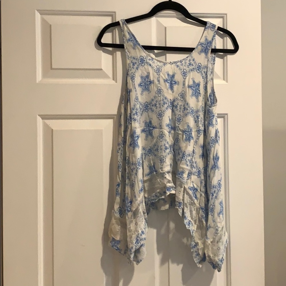 Flowy tank top. Great print with lace details